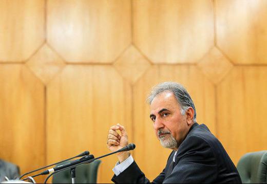شهردار تهران میگوید برای کنترل ترافیک و آلودگی هوای تهران تصمیم دارد عوارض سوخت و تردد برای خودروهای شخصی در معابر منتخب وضع کند